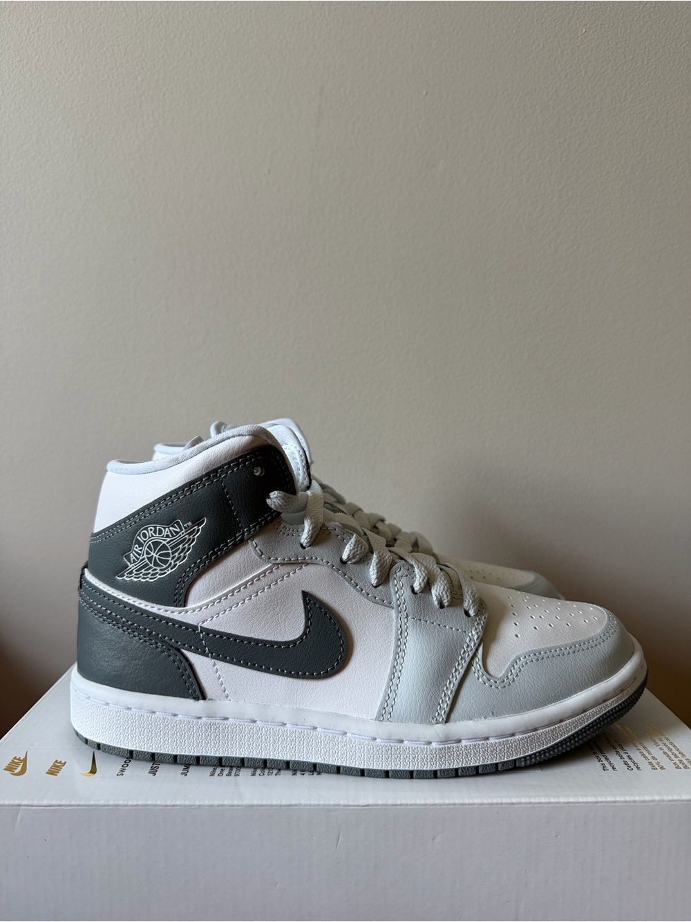 Air Jordan 1 Mid Smoke Grey BQ6472-113 Women’s Size 6.5